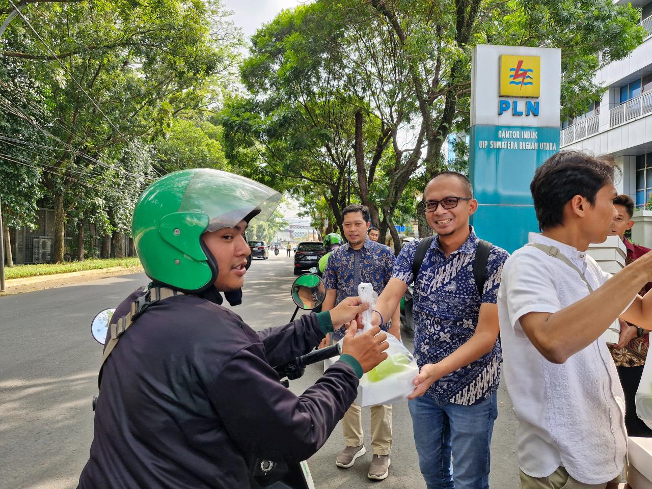 PLN UIP SBU Tunjukkan Kepedulian pada Sesama, Berbagi Takjil di Ramadan Penuh Berkah