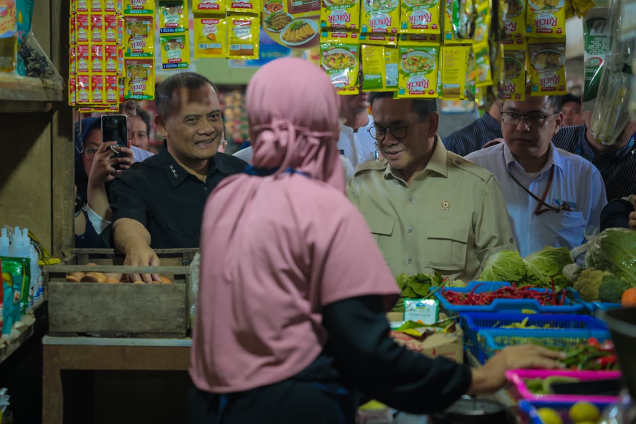 Gubernur Ahmad Luthfi Kembali Pantau Pasar untuk Pastikan Harga dan Stok Bahan Pokok Aman
