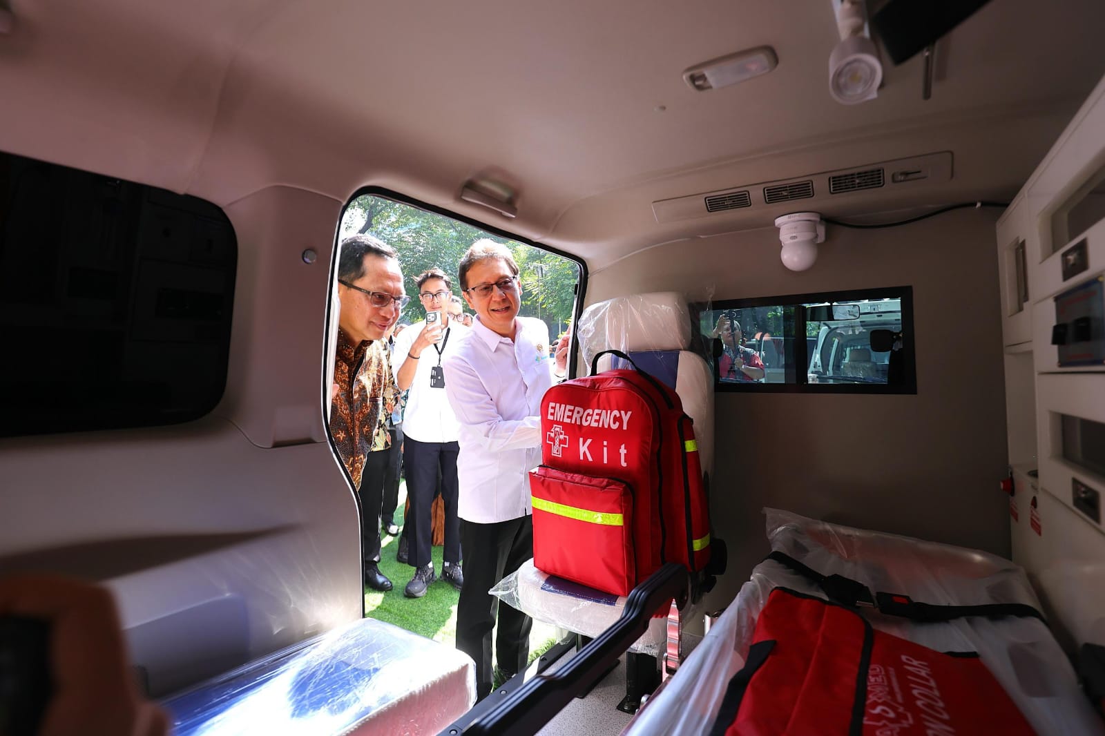 Kemenkes Distribusikan Ambulans dan Alkes Bantuan Swasta untuk Sumatra