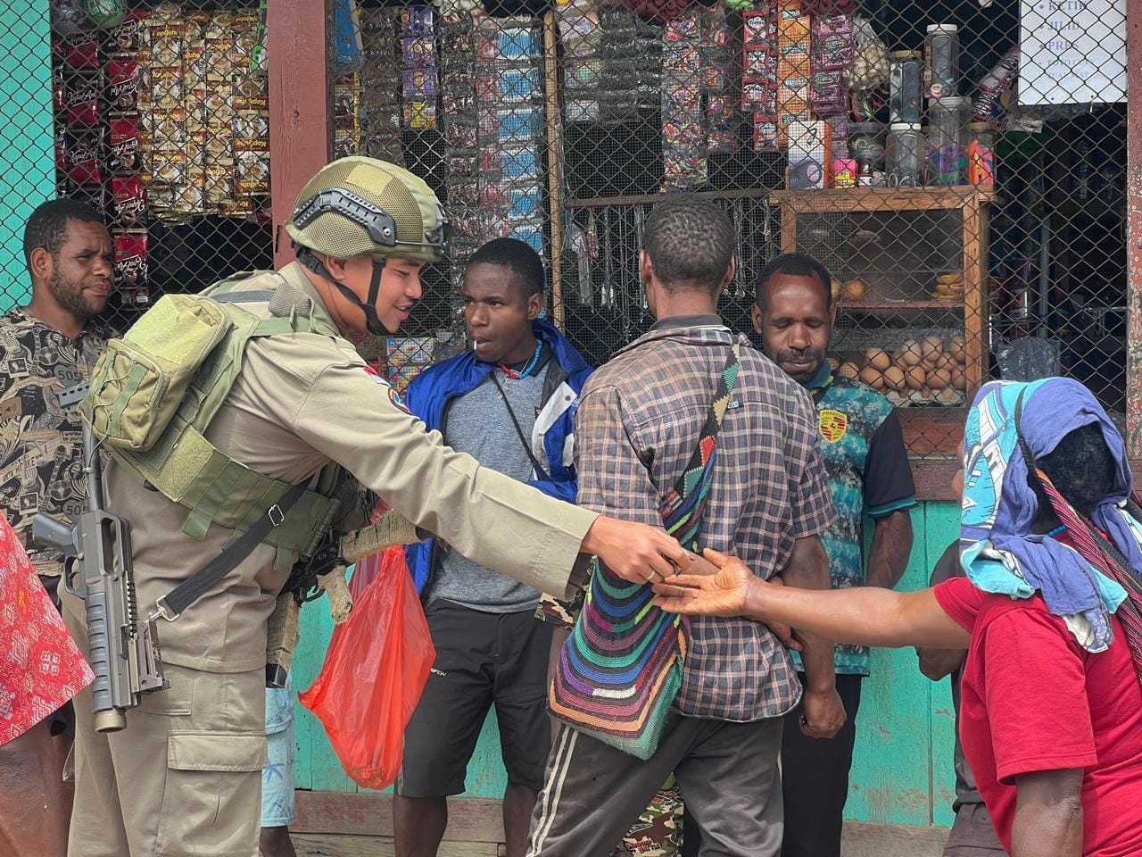 Aparat Berbaur dengan Warga di Pasar Sinak, Bangun Kepercayaan Bertahap