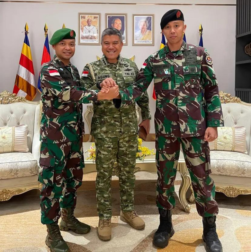 Dua Perwira TNI Terima Penghargaan Pemerintah Kamboja atas Peran dalam Misi Perdamaian ASEAN