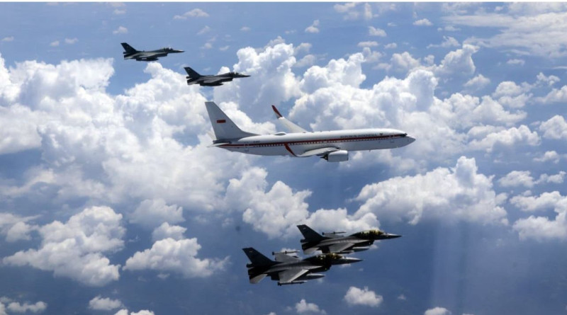 Momen HUT ke-80 TNI AU, Pesawat Presiden Prabowo Dikawal Enam Jet Tempur