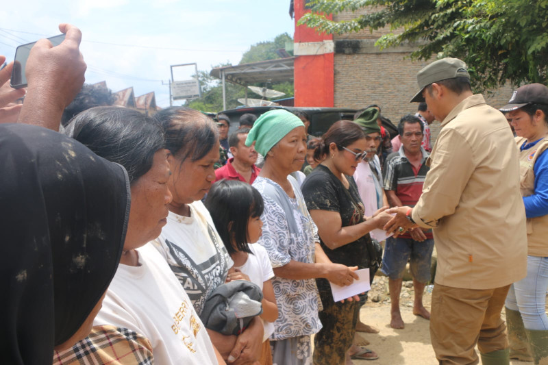 &lrm;196 Rumah Terdampak Banjir di Simangumban, Bupati Taput Instruksikan Gerak Cepat dan Pastikan Bantuan Logistik Tersalurkan