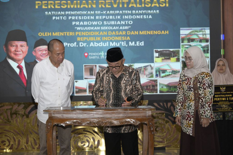 Mendikdasmen Resmikan 34 Sekolah Hasil Revitalisasi di Banyumas dan Cilacap