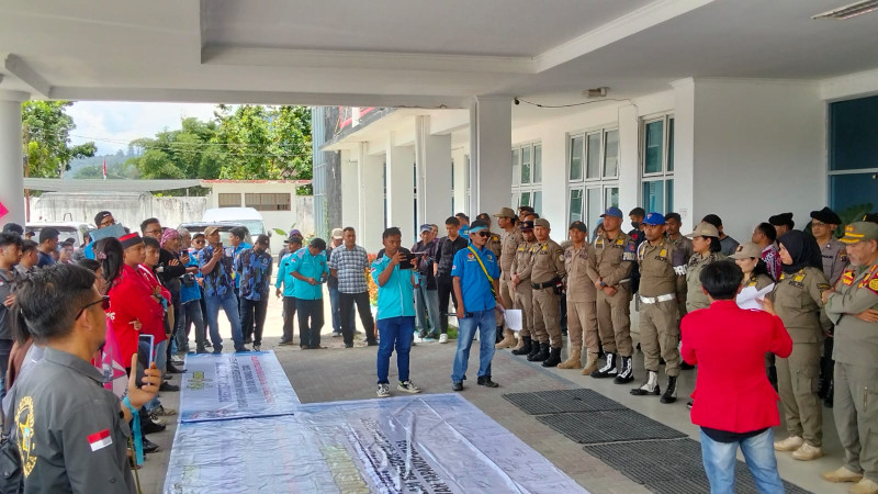Aliansi Pemuda Tapanuli Utara Aksi di DPRD dan Kantor Bupati