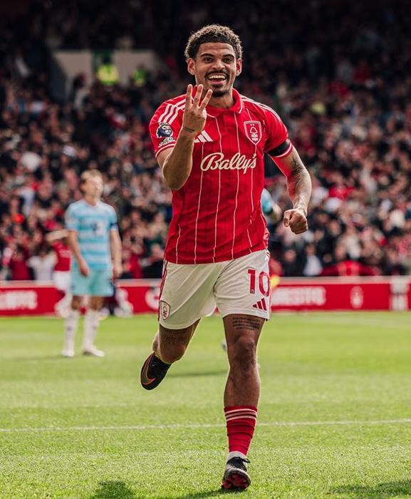 Gibbs-White Hattrick, Nottingham Forest Bungkam Burnley 4-1