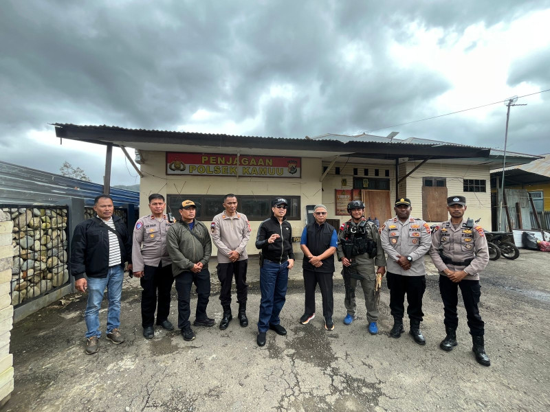 Irwil V Itwasum Polri Tinjau Mapolsek Kamuu Pasca Penyerangan OTK