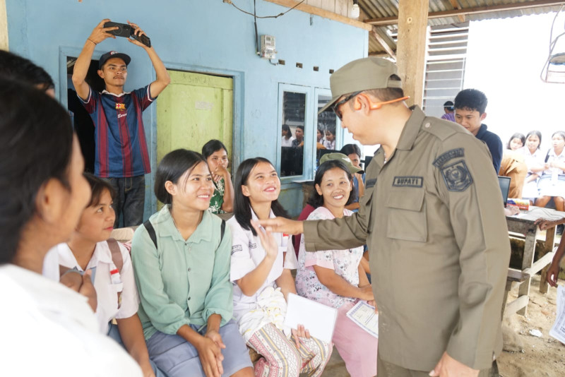 Bupati Taput Tinjau Pendidikan dan Hadirkan Layanan Gratis