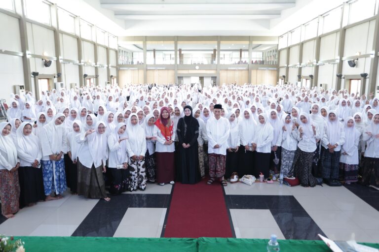 Nawal Arafah Yasin Ajak Santri Jadi Penggerak Literasi Pesantren