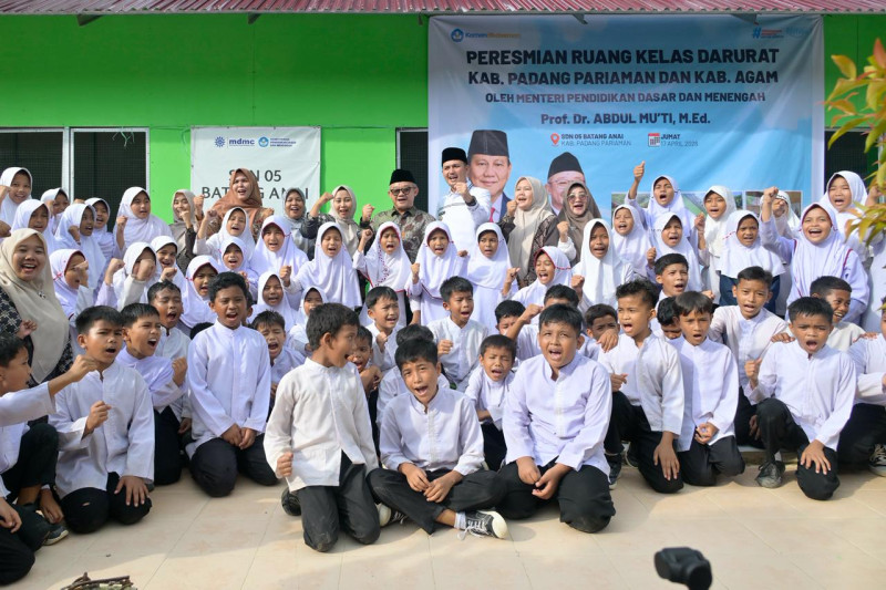 Mendikdasmen Resmikan 26 Ruang Kelas Darurat di Sumbar Pascabanjir