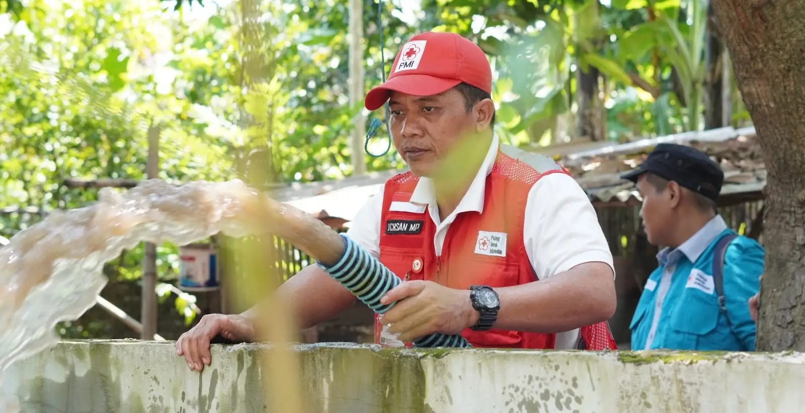 Upaya Pemulihan Air Bersih: Sumur Warga Tercemar Banjir Dikuras