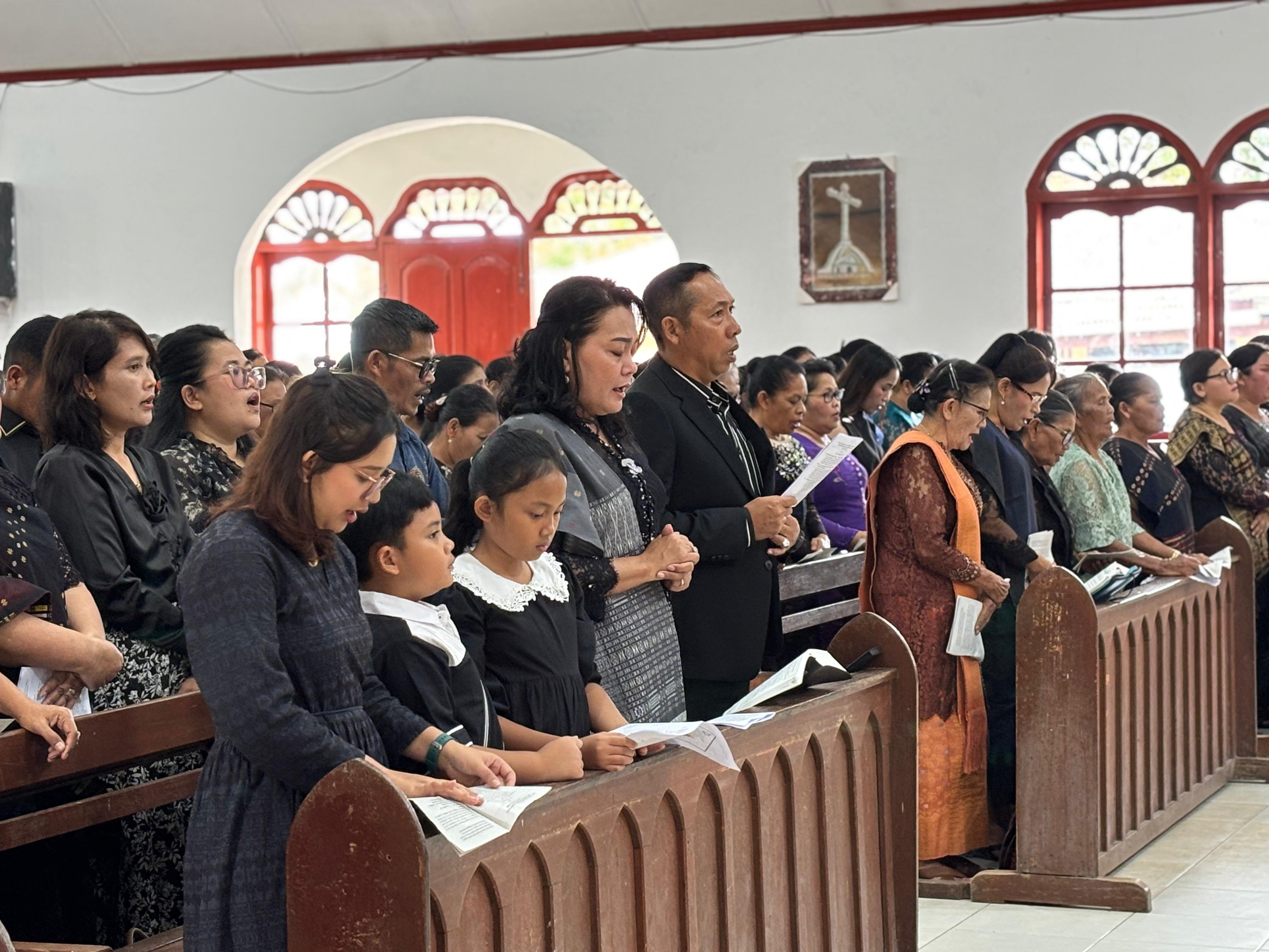 Ibadah Jumat Agung di HKBP Simorangkir, Bupati Taput Ajak Jemaat Hidupkan Kembali Wisata Rohani Salib Kasih