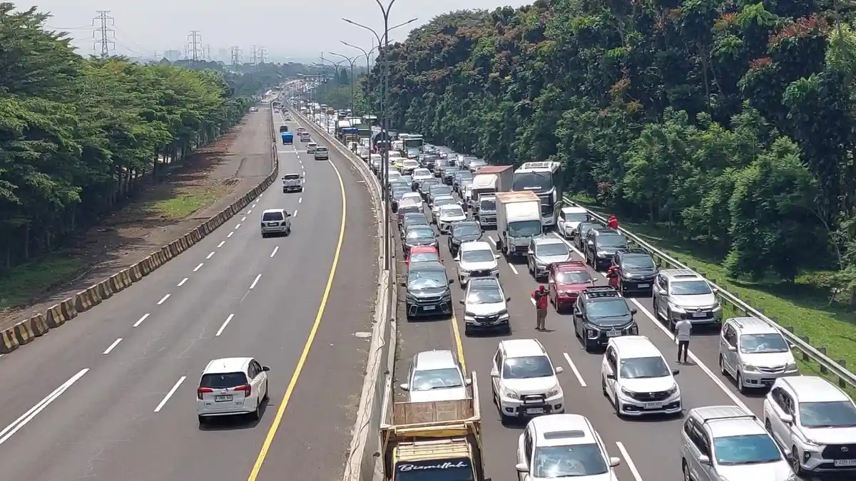 Arus Wisata Puncak Meningkat di Hari Pertama Libur Paskah, One Way Diterapkan