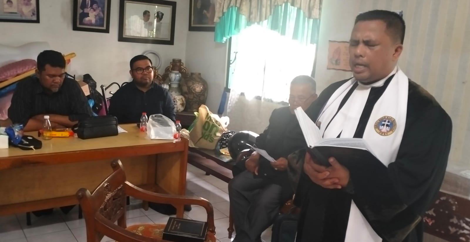 Pelayanan Tanpa Batas, Pdt Dicky Bangun dan Serayan GBKP Setia Budi Kunjungi Jemaat Hingga Malam Hari