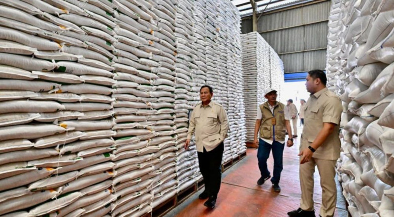 Presiden Prabowo Sidak Gudang Bulog di Magelang, Pastikan Stok Beras Aman dan Distribusi Lancar