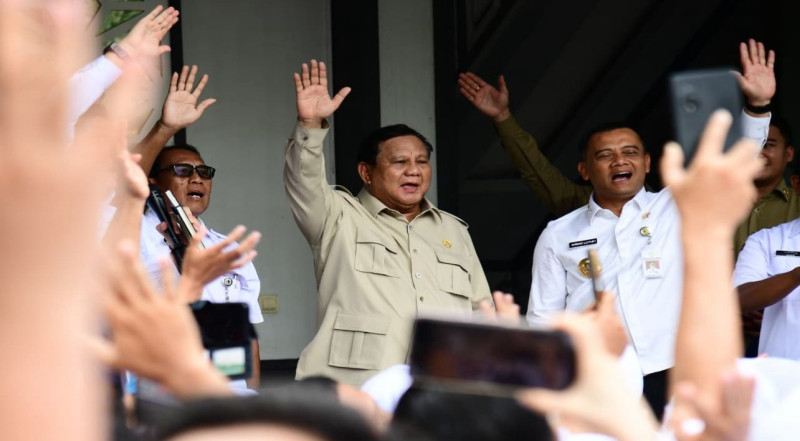 Prabowo Tinjau Renovasi SMA Negeri 1 Cilacap, Ajak Siswa Nyanyikan Lagu Kebangsaan