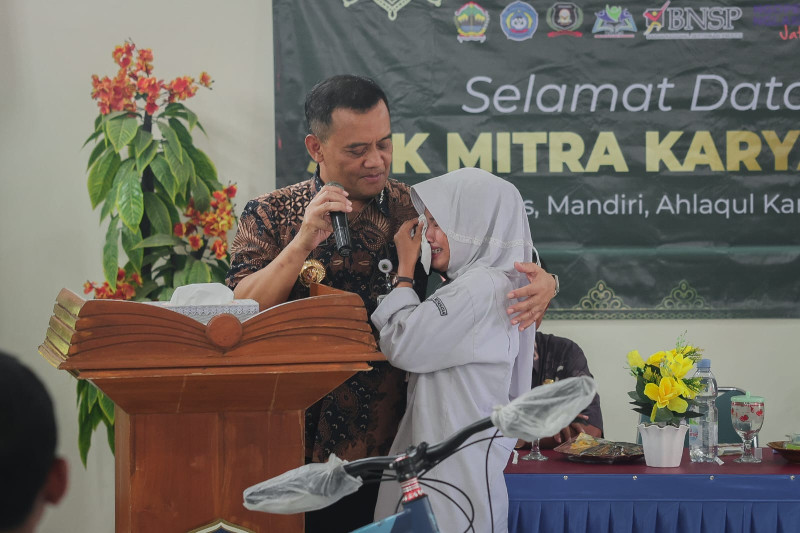 Tangis Haru Siswi Pecah saat Diberi Motivasi Gubernur Jateng Ahmad Luthfi