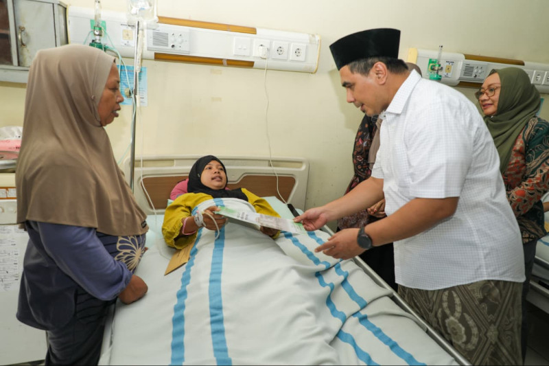 Gus Yasin Jenguk Korban Atap Roboh Sekolah di Sragen