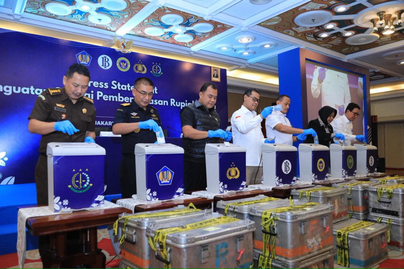 Bareskrim dan BI Musnahkan Ratusan Ribu Lembar Uang Palsu