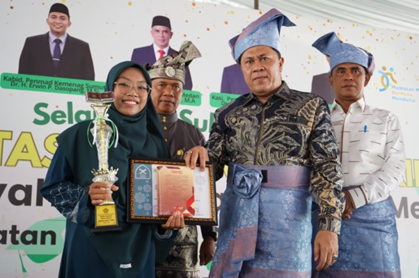 Ahmad Qosbi Ajak Lulusan MAPN 4 Medan Percaya Diri Hadapi Tantangan Zaman