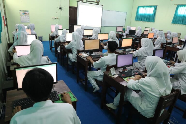 Program Sekolah Kemitraan Bantu Siswa Kurang Mampu di Brebes Tetap Lanjut Sekolah