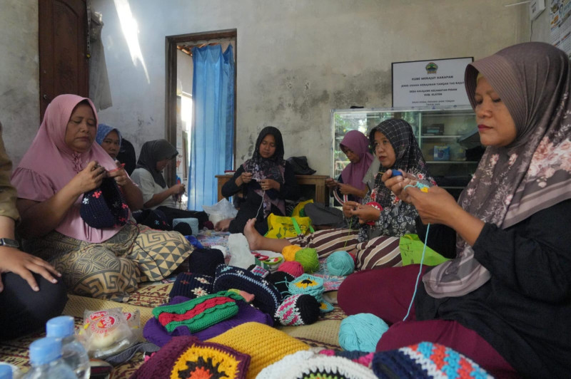 Perempuan Desa Kaligawe Kembangkan Tas Rajut Turun-Temurun Lewat KUBE Merajut Harapan