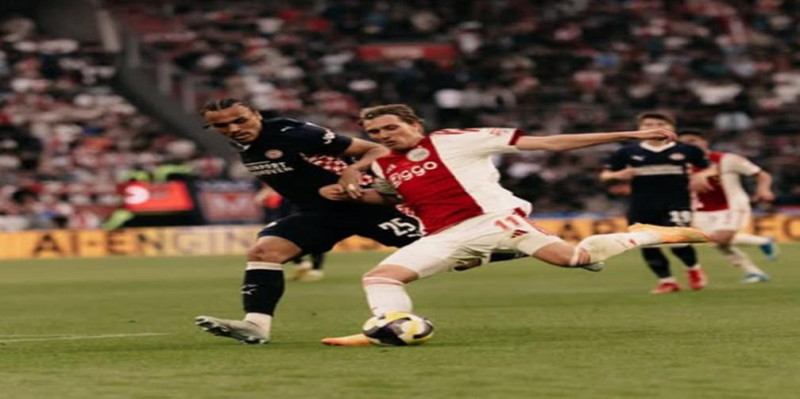 Ajax vs PSV Imbang 2-2 di De Topper, Maarten Paes Tampil Gemilang
