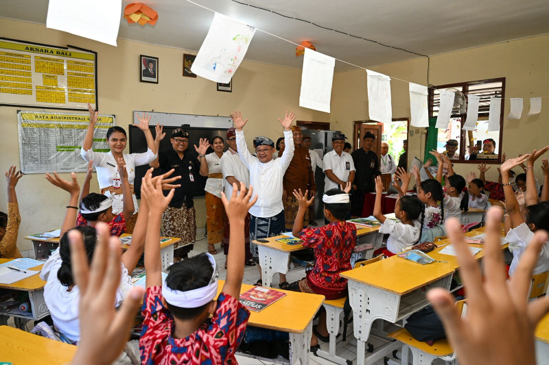 Mendikdasmen Abdul Mu&rsquo;ti Dorong Deep Learning dan Budaya Menulis di SDN 6 Sumerta