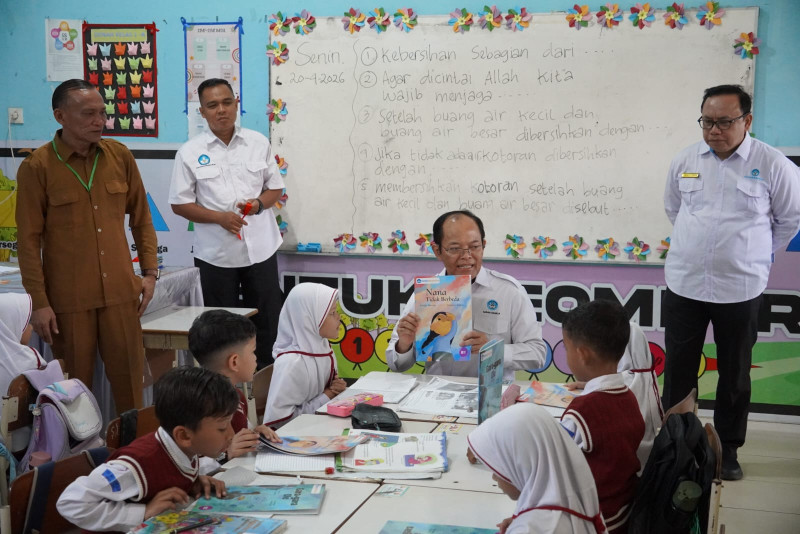 Badan Bahasa Tinjau Pemanfaatan Buku Bacaan Bermutu di SDN 54 Banda Aceh