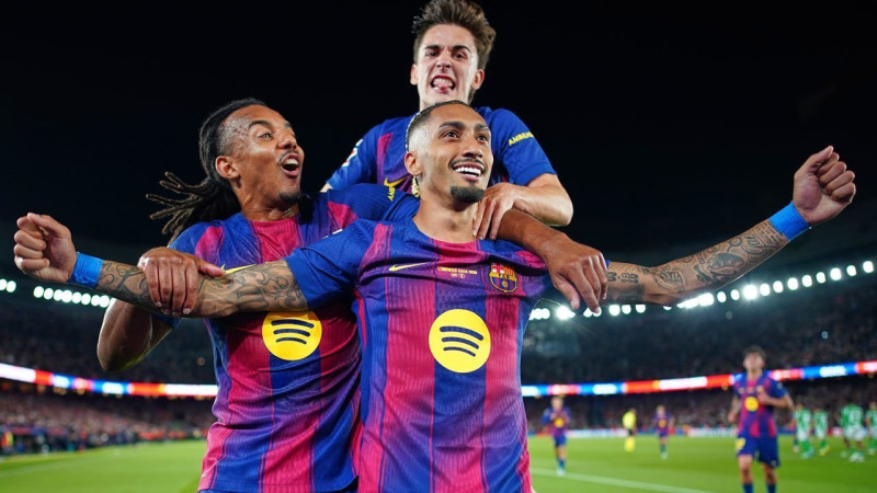 Barcelona Tundukkan Real Betis 3-1, Raphinha Bersinar di Laga Perpisahan Lewandowski di Camp Nou
