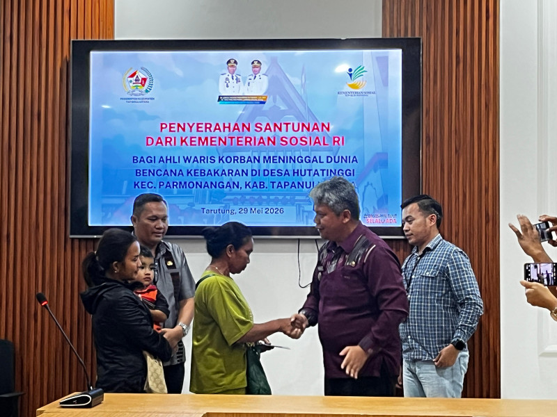 Pemkab Taput Serahkan Santunan Korban Kebakaran di Parmonangan