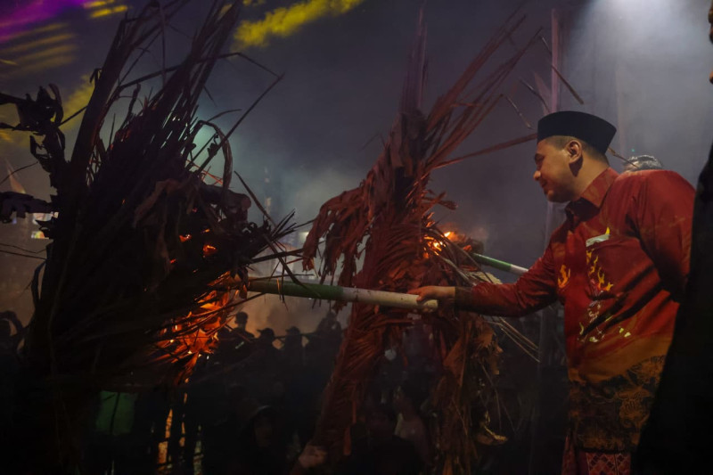 Perang Obor Jepara Kembali Digelar, Ribuan Warga Padati Tegalsambi