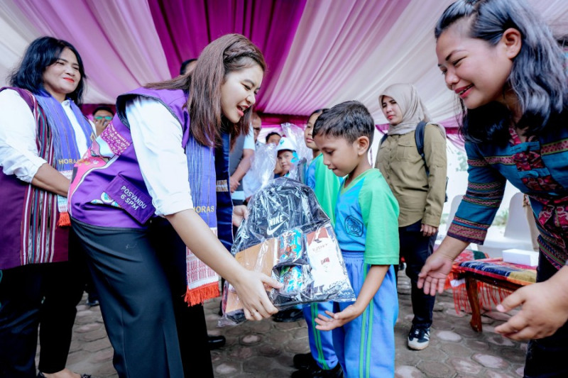 Kahiyang Ayu Tinjau Pelayanan Posyandu di Samosir, Serahkan Bantuan untuk Siswa