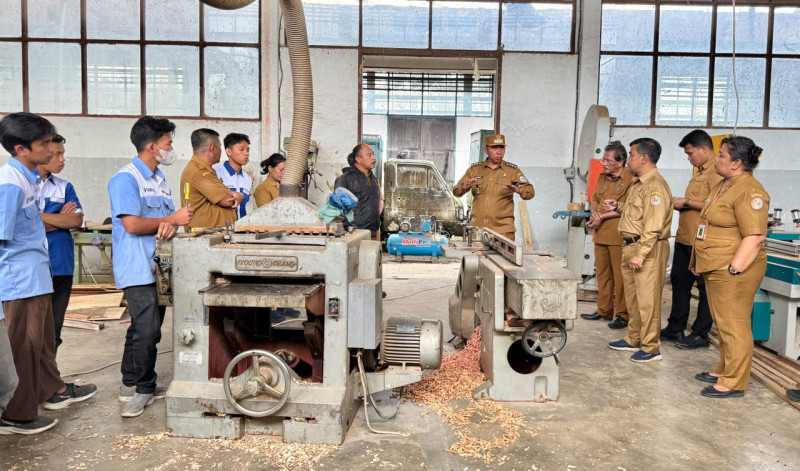 Bupati Taput Tinjau Pelatihan Cabinet Making, Dorong Lahirnya Wirausaha Furnitur Baru