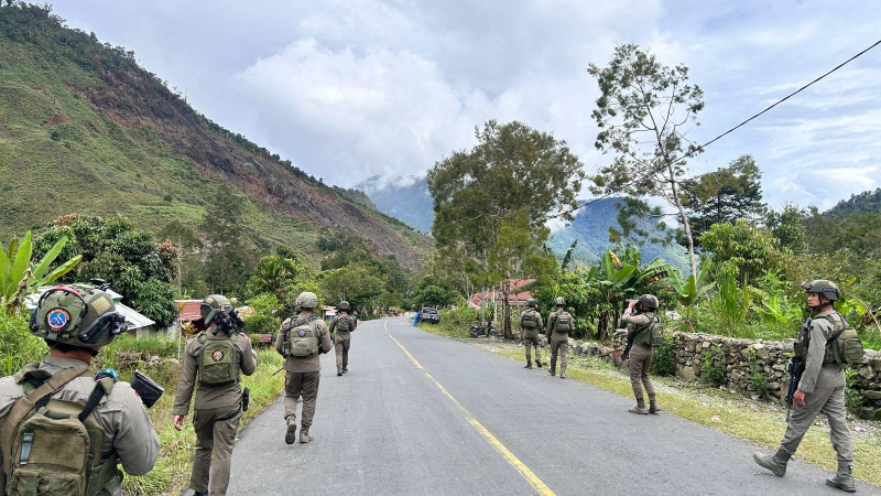 Personel Ops Damai Cartenz Gelar Patroli Humanis di Distrik Muara Puncak Jaya