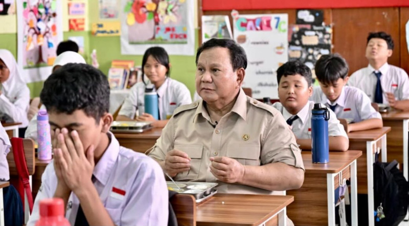 Presiden Prabowo Tinjau Program Makan Bergizi Gratis di SMPN 111 Jakarta