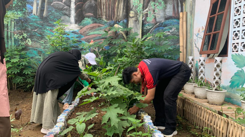 Alfamidi dan Bank Sampah Puri Zahara 2 Lanjutkan Program Aksi Hijau Apotek Hidup 2026