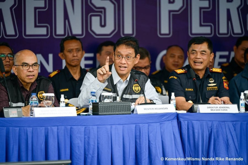 Bea Cukai Sita Ribuan Bal Pakaian Bekas Ilegal Senilai Rp41,6 Miliar