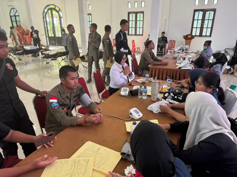 Personel Operasi Damai Cartenz 2026 Ikut Donor Darah Meriahkan HUT ke 80 Bhayangkara di Nabire