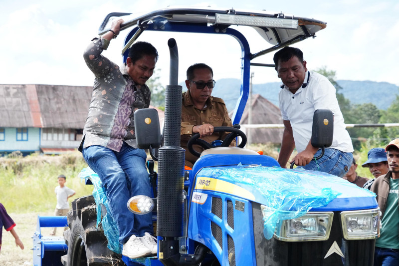 Pemkab Taput Salurkan Bantuan Pertanian dan Sosial di Pangaribuan, Pastikan Pembangunan Jalan Tahun Ini