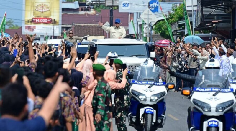 Presiden Prabowo Disambut Antusias Warga Saat Kunjungan Kerja ke Pesisir Barat Lampung