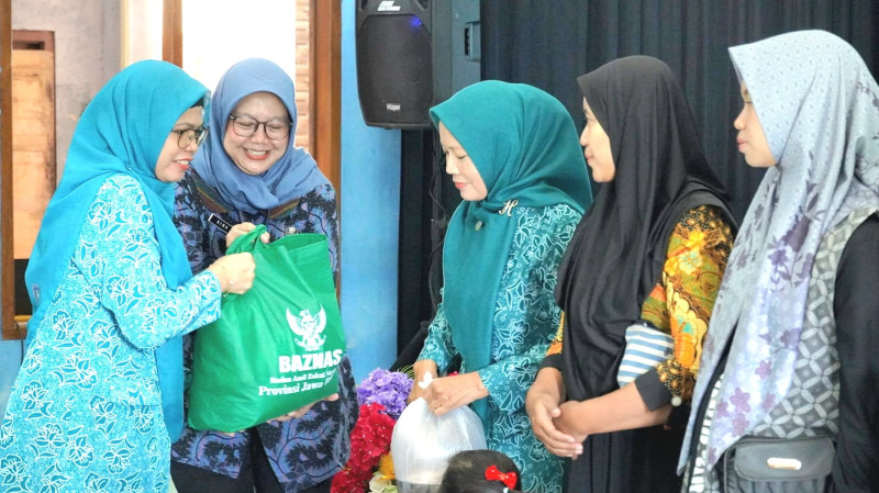 Kader PKK Karanganyar Diajari Olah Lele Tanpa Amis dan Budikdamber untuk Ketahanan Pangan Keluarga