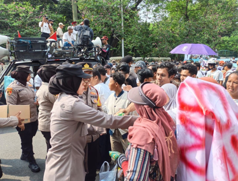 Polri Bagikan Air Mineral dan Roti kepada Massa Aksi di Monas