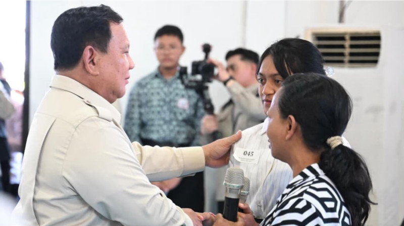 Presiden Prabowo Dengarkan Kisah Haru Siswa Sekolah Rakyat di Tabanan Bali
