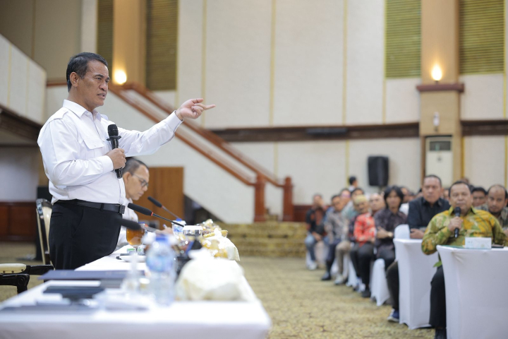 Mentan Amran: Sanksi Tegas bagi Produsen Benih yang Langgar Aturan
