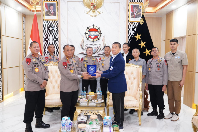 Korps Brimob Polri Terima Piagam Penghargaan Rekor Asia Terjun Payung dari PB FASI