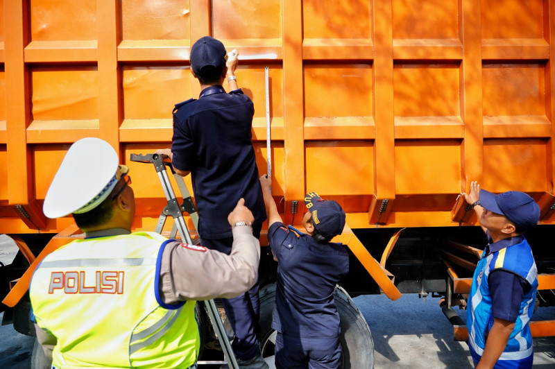 PJR Cipularang Gelar Ramp Check Angkutan Barang, Sopir Truk Diimbau Tidak Over Muatan