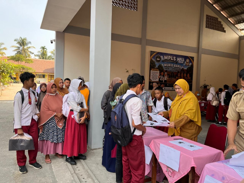 Pemkab Magelang Salurkan Seragam Gratis bagi Siswa Baru di SMPN 1 Sawangan