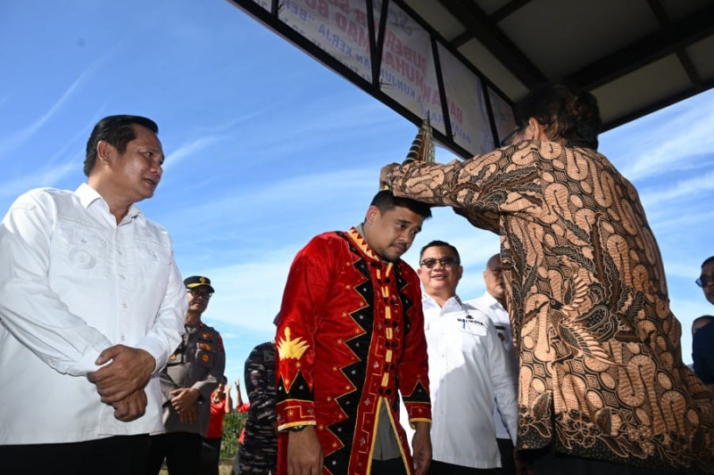 Ratusan Warga Sambut Kedatangan Gubernur Bobby Nasution di Bandara Binaka