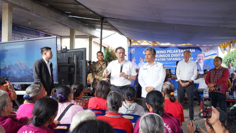 Taput Jadi Pelopor Digitalisasi Bansos, Luhut Tinjau Langsung Program Perlinsos Digital di Siborong-borong